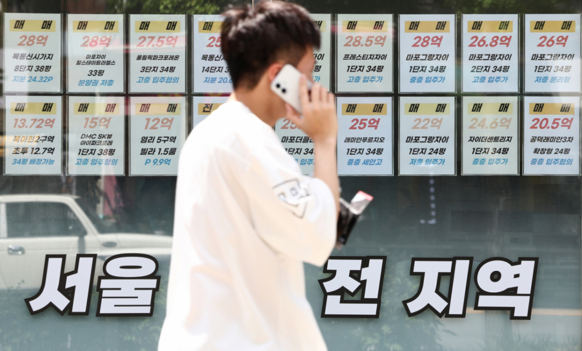 (서울=뉴스1) 최지환 기자 = 18일 한국부동산원 주간아파트가격동향에 따르면, 올해 초부터 5월 2주(11일 기준)까지 서울 아파트 값은 누적 3.10% 상승했다. 이는 지난해 같은 기간 상승률인 1.53%와 비교하면 두 배에 달하는 속도다. 1~4월 서울 아파트 전세가격 누적 상승률은 2.89%로 1년 전 같은 기간의 약 6배에 달한다. 월세 역시 작년 같은 기간보다 4배 이상인 2.39% 올랐다. 사진은 이날 오후 서울 시내 한 공인중개사 사무소의 모습. 2026.5.18/뉴스1 Copyright © 뉴스1. All rights reserved. 무단 전재 및 재배포, AI학습 이용 금지. /사진=(서울=뉴스1) 최지환 기자