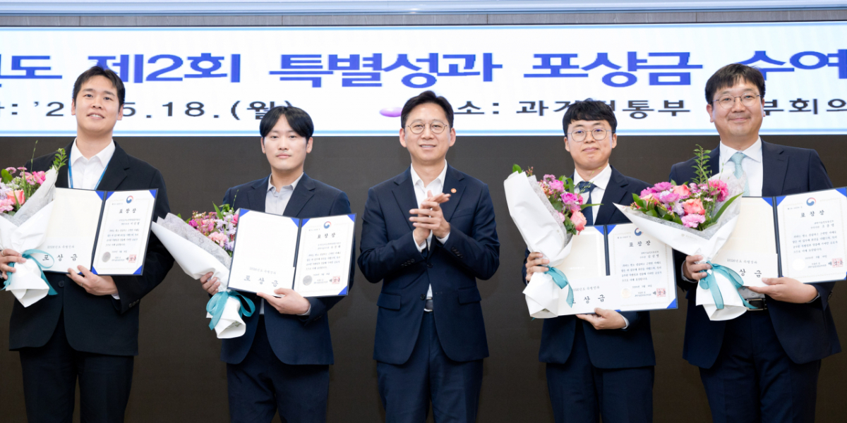 왼쪽부터 AI전략위 이상범 사무관, 유경태 팀장, 배경훈 부총리, 김상범 주무관, 조종영 과장/사진=과기정통부