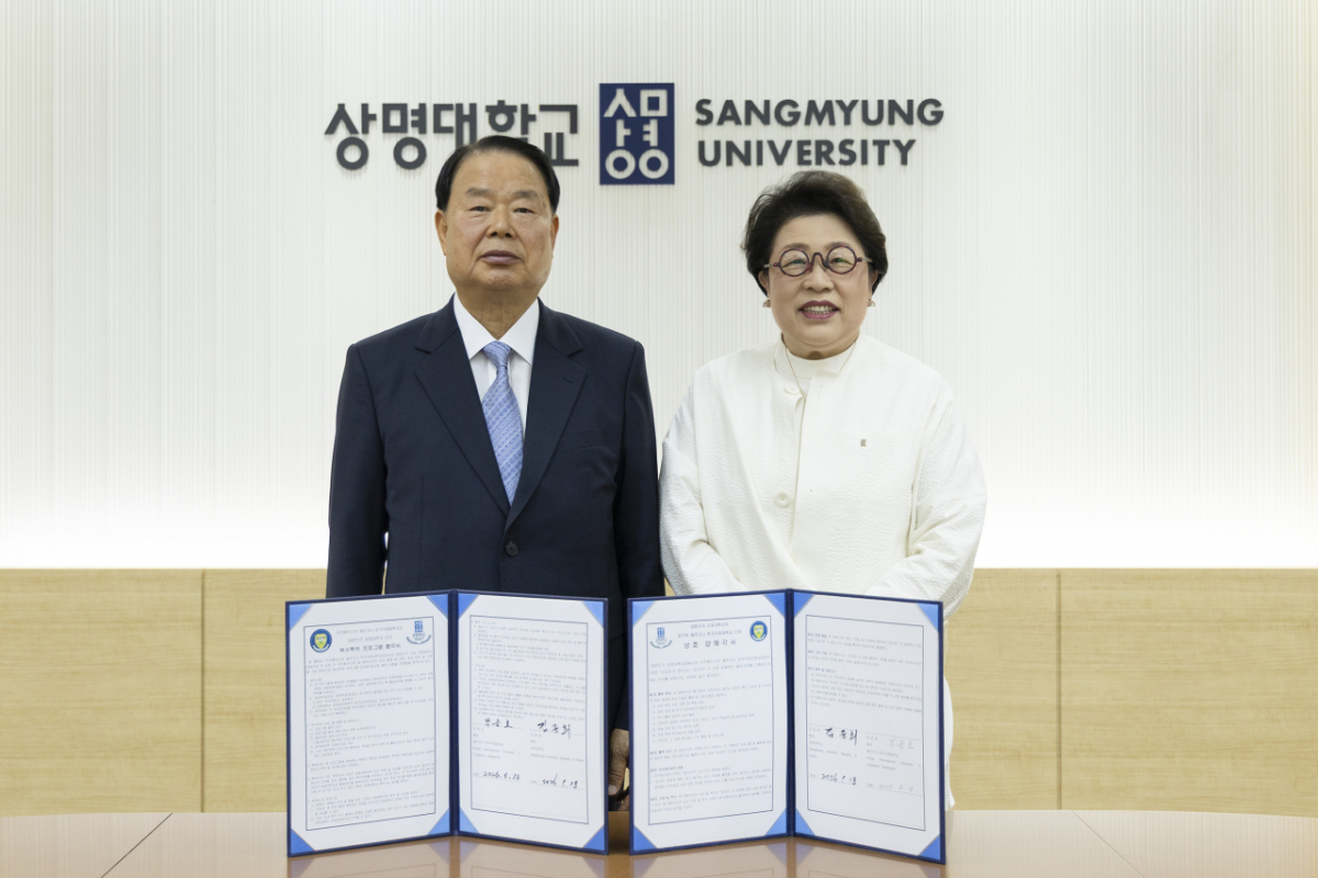 김종희 상명대 총장(오른쪽)과 박준호 한국국제대 총장./사진제공=상명대