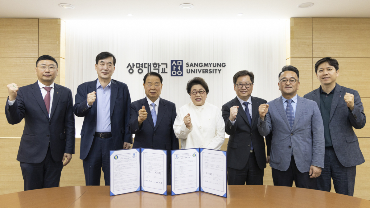 상명대와 한국국제대 관계자들이 업무협약 후 기념촬영하고 있다./사진제공=상명대