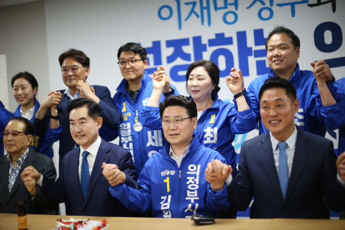 지난 15일 원팀을 선언한 안병용 전 의정부시장(앞줄 왼쪽 2번째)과 김원기 의정부시장 후보(앞줄 왼쪽 3번째)가 손을 맞잡고 있다. /사진=김원기 후보 SNS