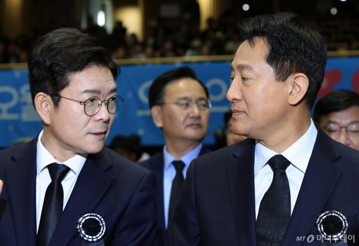 (서울=뉴스1) 박정호 기자 = 정원오 더불어민주당 서울시장 후보(왼쪽)와 오세훈 국민의힘 서울시장 후보가 18일 오전 서울 중구 서울시청 다목적홀에서 열린 5.18민주화운동 제46주년 서울기념식에서 대화를 나누고 있다. 2026.5.18/뉴스1 Copyright © 뉴스1. All rights reserved. 무단 전재 및 재배포, AI학습 이용 금지. /사진=(서울=뉴스1) 박정호 기자