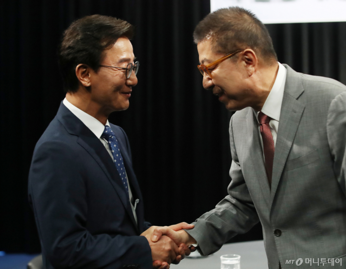 (부산=뉴스1) 윤일지 기자 = 전재수 더불어민주당 부산시장 후보와 박형준 국민의힘 부산시장 후보가 12일 오후 부산 동구 부산MBC에서 열린 6·3 지방선거 부산시장 후보자 토론회 참석해 악수하고 있다. 2026.5.12/뉴스1 Copyright © 뉴스1. All rights reserved. 무단 전재 및 재배포, AI학습 이용 금지. /사진=(부산=뉴스1) 윤일지 기자