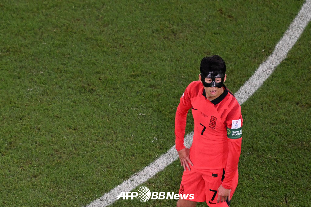 지난 2022 FIFA 카타르 월드컵 당시 안면 보호 마스크를 착용했던 손흥민. /AFPBBNews=뉴스1