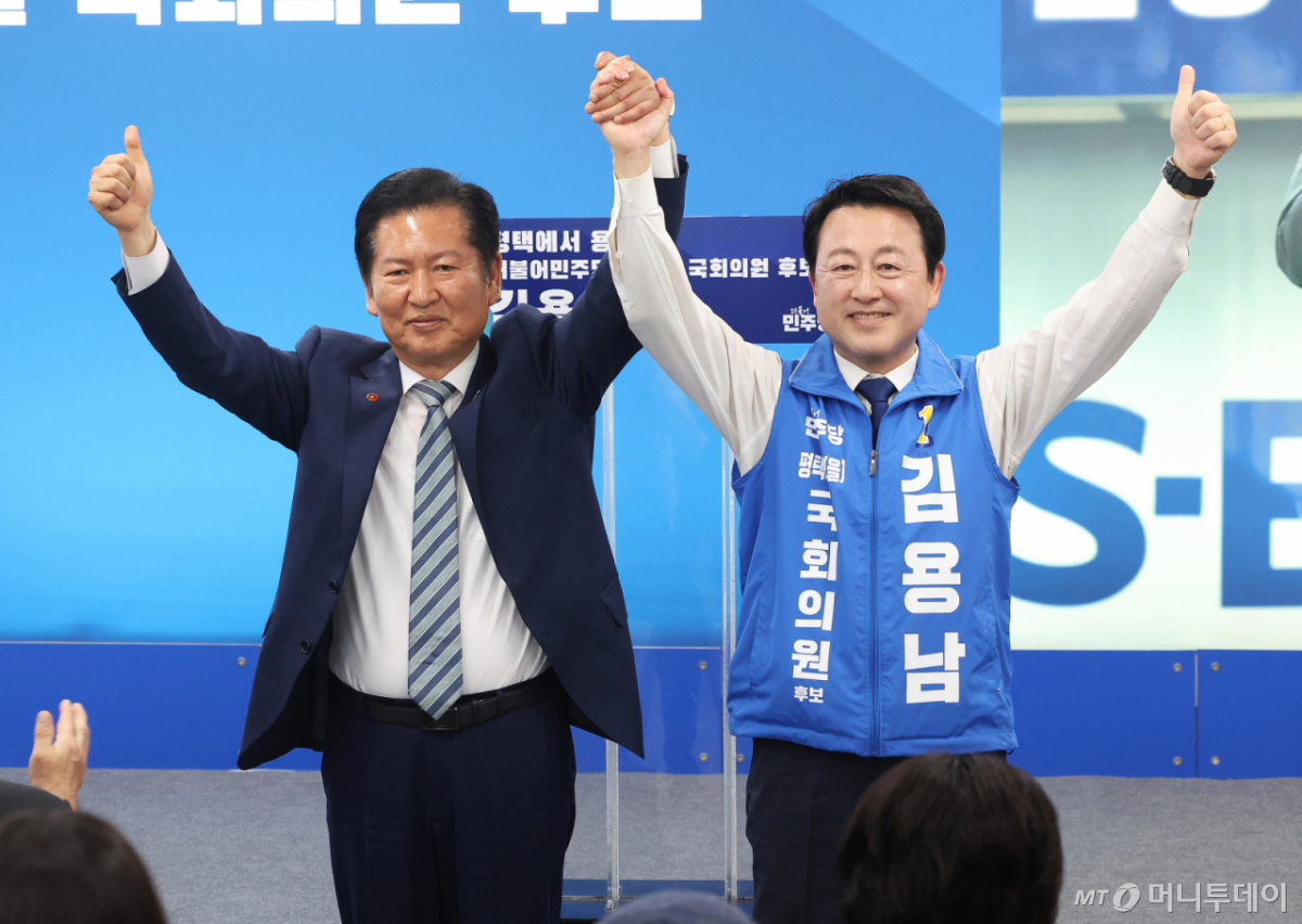 (평택=뉴스1) 김영운 기자 = 김용남 더불어민주당 경기 팽택을 국회의원 후보가 15일 경기 평택시 안중읍 선거사무소에서 열린 개소식에서 정청래 대표와 함께 기념촬영을 하고 있다. (공동취재) 2026.5.16/뉴스1 Copyright © 뉴스1. All rights reserved. 무단 전재 및 재배포, AI학습 이용 금지. /사진=(평택=뉴스1) 김영운 기자