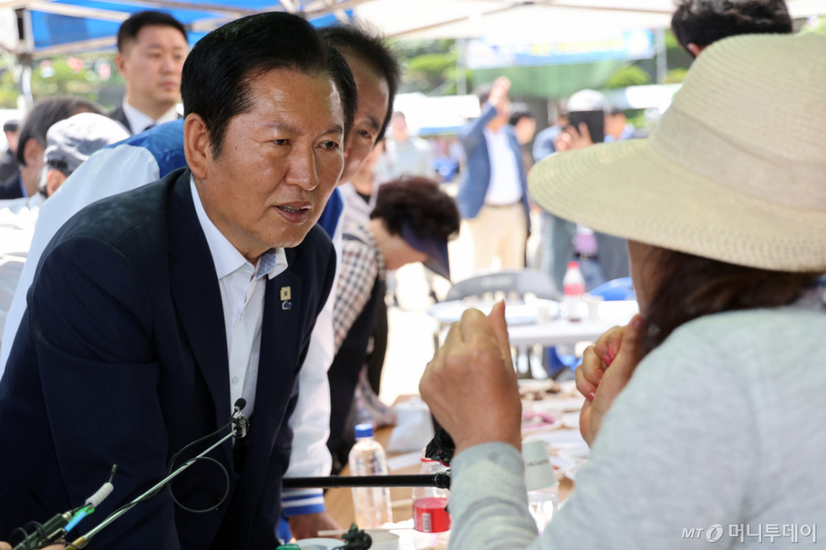 (울릉=뉴스1) 황기선 기자 = 정청래 더불어민주당 대표가 14일 오전 경북 울릉군 천부초등학교에서 열린 ‘제30회 북면 면민체육대회’에서 주민들과 인사를 나누고 있다. 2026.5.14/뉴스1 Copyright © 뉴스1. All rights reserved. 무단 전재 및 재배포, AI학습 이용 금지. /사진=(울릉=뉴스1) 황기선 기자