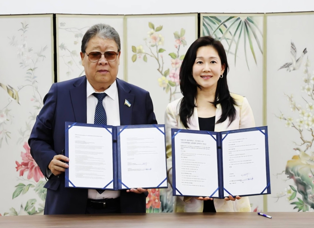 조선영 광운학원 이사장(오른쪽)과 빅토르 박 고려인문화협회장이 업무협약 후 기념촬영하고 있다./사진제공=광운대