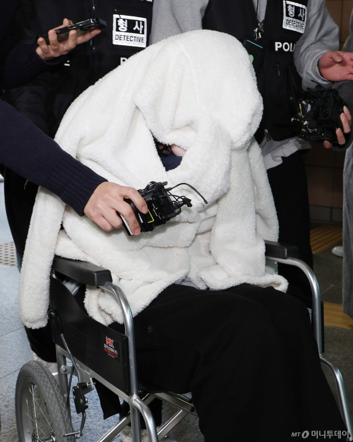 약에 취한 상태로 서울 반포대교를 달리다가 한강 둔치로 추락한 포르쉐 차량 운전자 30대 여성 A씨가 지난 2월 서울 마포구 서울서부지방법원에 구속 전 피의자 신문(영장실질심사)를 받기 위해 출석하고 있다./사진=뉴시스.