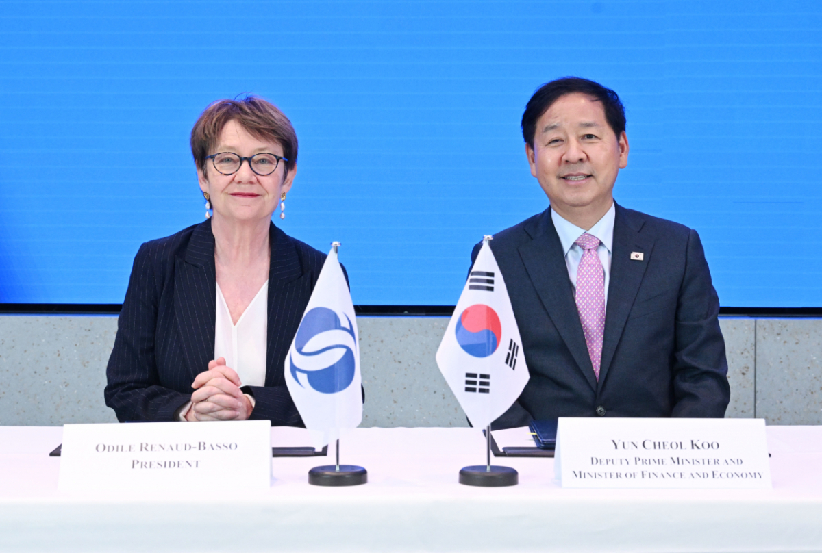 한국경제 투자설명회(IR) 참석차 영국 런던을 방문 중인 구윤철 부총리 겸 재정경제부 장관이 18일(현지시간) 삼성 KX에서 오딜 르노-바소 유럽부흥은행(EBRD) 총재와 면담에 앞서 AI-Hub 상호협력의향서(LOI)에 서명 후 기념사진을 찍고 있다./사진제공=재경부
