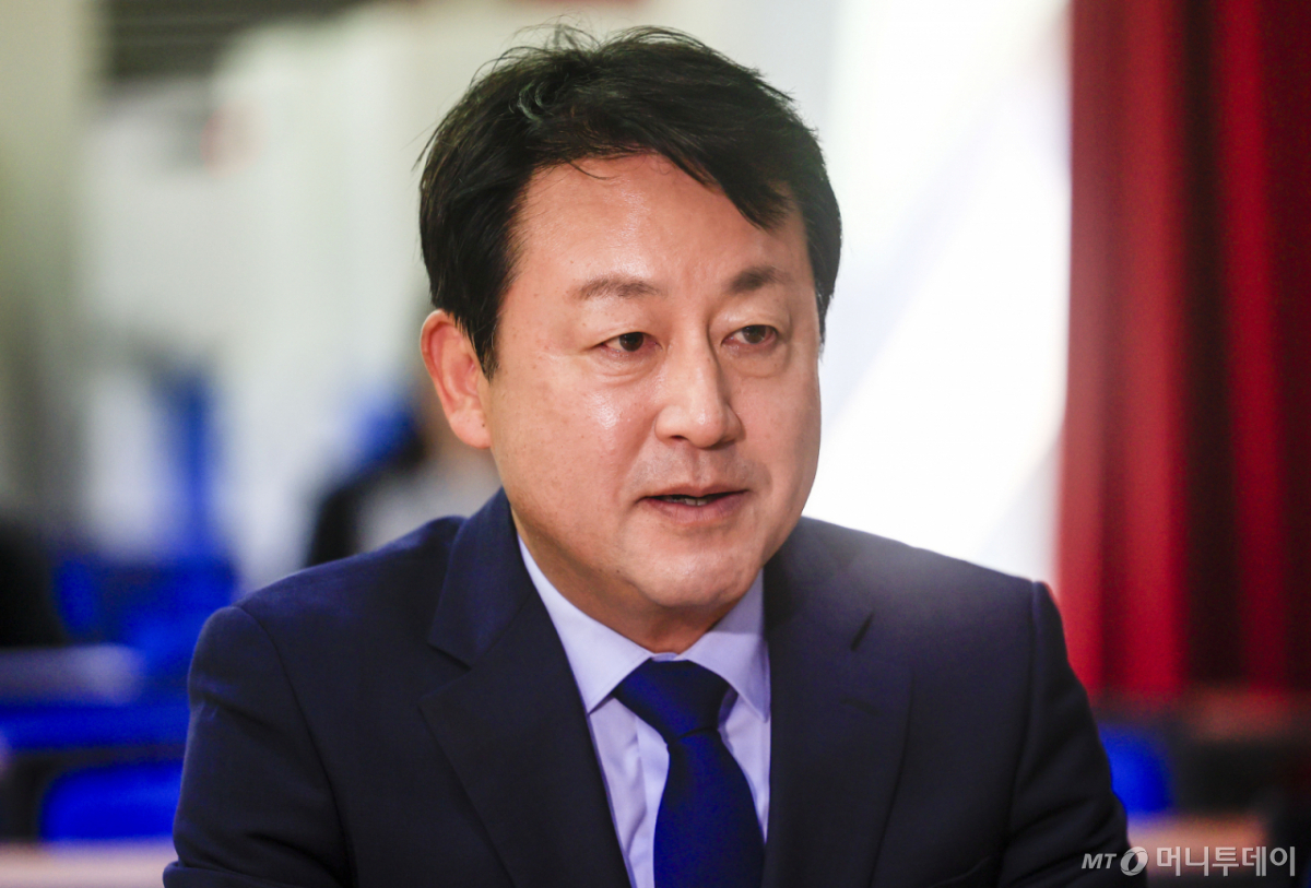 [평택=뉴시스] 정병혁 기자 = 경기 평택을 국회의원 재선거에 출마하는 김용남 더불어민주당 후보가 14일 경기 평택시선거관리위원회에 후보자 등록을 하고 있다. 2026.05.14. /사진=정병혁