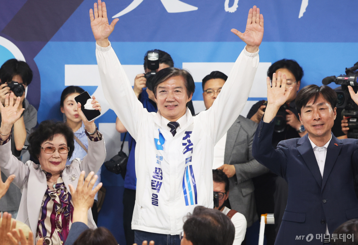 (평택=뉴스1) 김영운 기자 = 조국 조국혁신당 경기 팽택을 국회의원 후보가 15일 경기 평택시 안중읍 선거사무소에서 열린 개소식에서 기념촬영을 하고 있다. (공동취재) 2026.5.16/뉴스1 Copyright © 뉴스1. All rights reserved. 무단 전재 및 재배포, AI학습 이용 금지. /사진=(평택=뉴스1) 김영운 기자