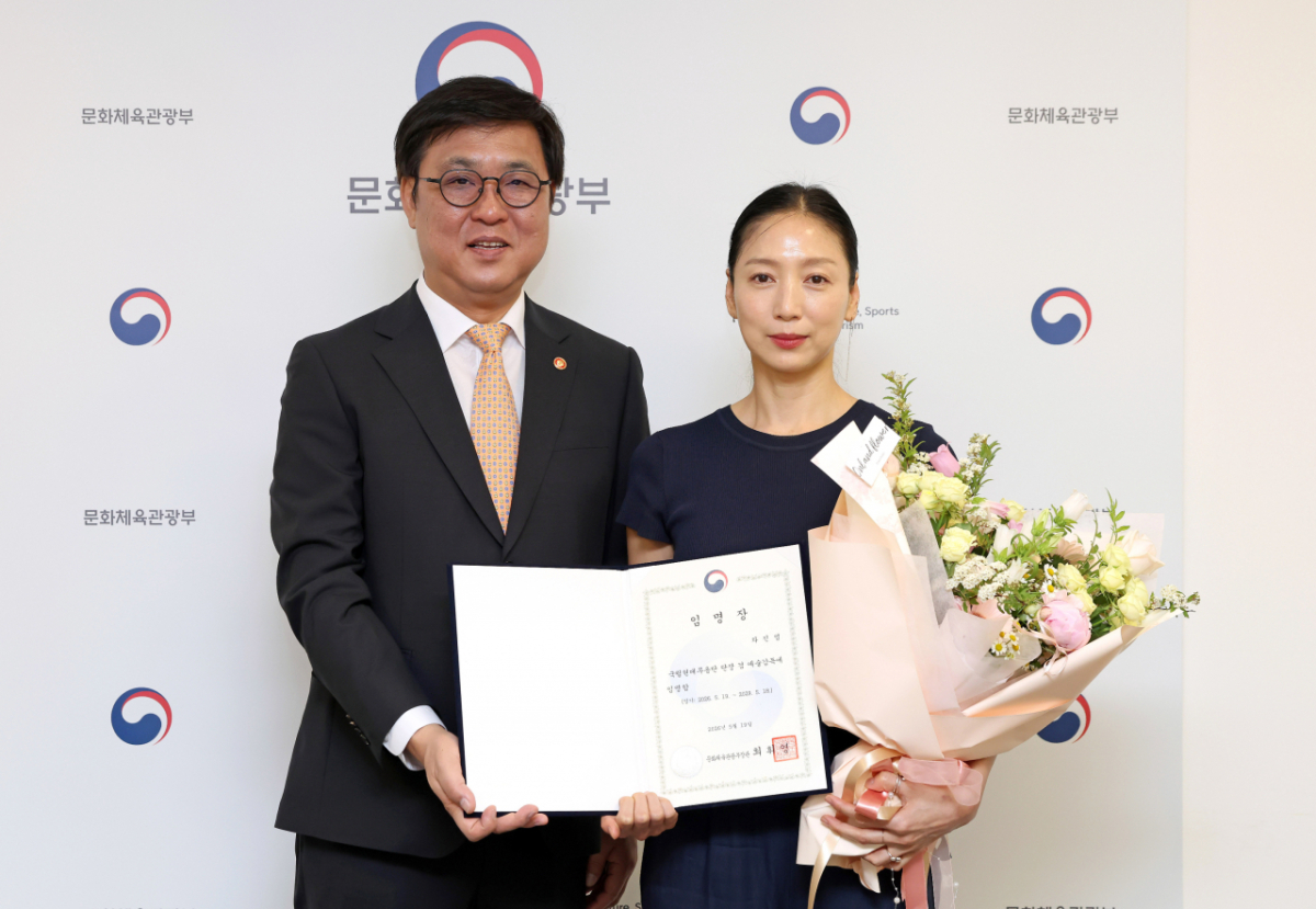 최휘영 문화체육관광부 장관(왼쪽)이 차진엽 국립현대무용단 신임 단장(오른쪽)에게 임명장을 수여하는 모습. / 사진제공 = 문화체육관광부