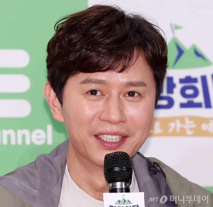 MC몽은 이날 방송에서 시행사 대표 A씨와 배우 김민종(사진) 등의 불법 도박 의혹을 제기하기도 했다. 그는 불법도박에 연루된 건 A씨와 김민종 등이라며 "A씨는 빅플래닛메이드엔터(BPM) 설립 당시부터 원정 도박을 제안했고, A씨가 주도하는 '바둑이 도박단' 멤버들이 해외 도박장에서 돈을 따면 김민종과 유흥업소 접객원 등에게 팁 수천만원을 줬다"고 주장했다.   이에 대해 김민종은 19일 공식 입장을 통해 "현재 이야기되고 있는 저에 관한 내용들은 사실이 아님을 분명히 말씀드린다"며 "관련 내용에 대해 사실관계를 충분히 확인하고 정리한 뒤 필요한 부분에 대해서는 민·형사상 법적 책임을 물을 예정"이라고 밝혔다. /사진=김휘선 기자 hwijpg@
