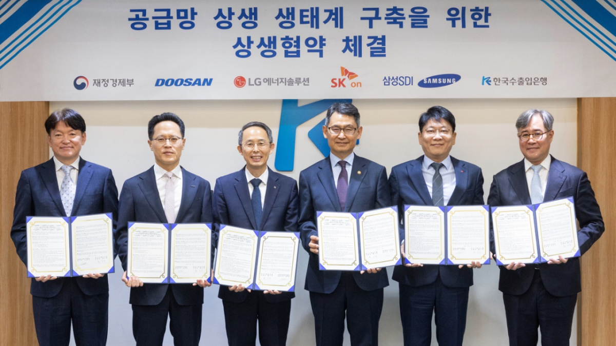 왼쪽부터 오재균 삼성SDI CFO, 박상현 두산에너빌리티 대표, 황기연 한국수출입은행장, 허장 재정경제부 제2차관, 김동명 LG에너지솔루션 대표, 김민식 SK온 CFO 등 참석자들이 19일 서울 여의도 수은 본점에서 열린 ‘공급망 상생금융 업무협약식’에서 기념 촬영을 하고 있다. /사진제공=한국수출입은행