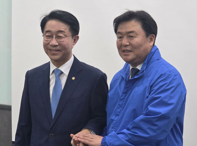 두손 맞잡은 조정식 의원(왼쪽)과 무투표로 당선 확정짓게 된 임병택 시흥시장 후보. /사진=이민호 기자