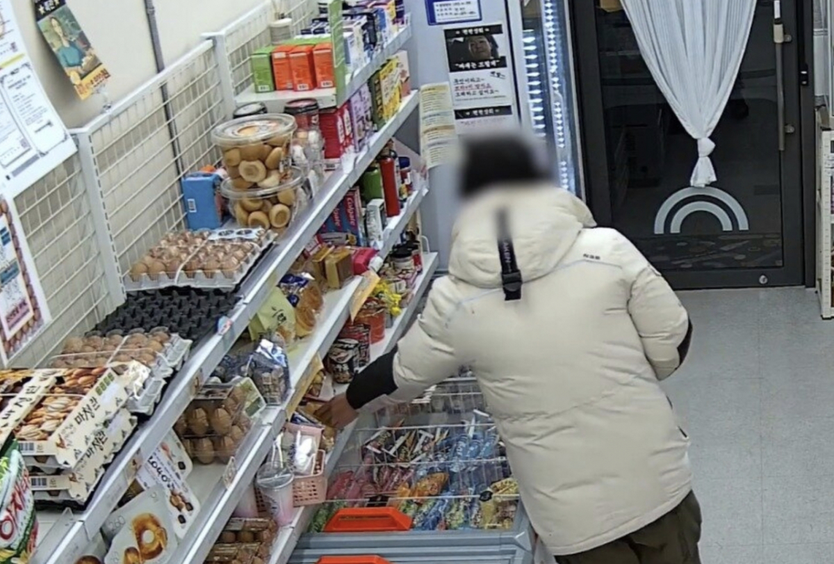 20대 남성 A씨가 지난 2월부터 약 한 달 동안 대전 중구 한 무인점포에서 총 17차례 절도를 저질렀다. 사진은 A씨의 범행 장면/사진=대전경찰청 제공