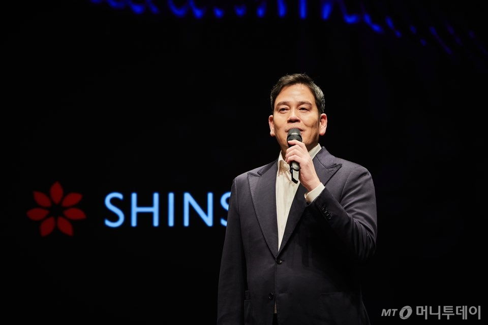 정용진 신세계그룹 부회장이 '신세계 남산'에서 열린 2024년 신입사원 수료식에 참석해 질의 응답을 하고 있다. /사진=뉴스1(신세계그룹 제공)