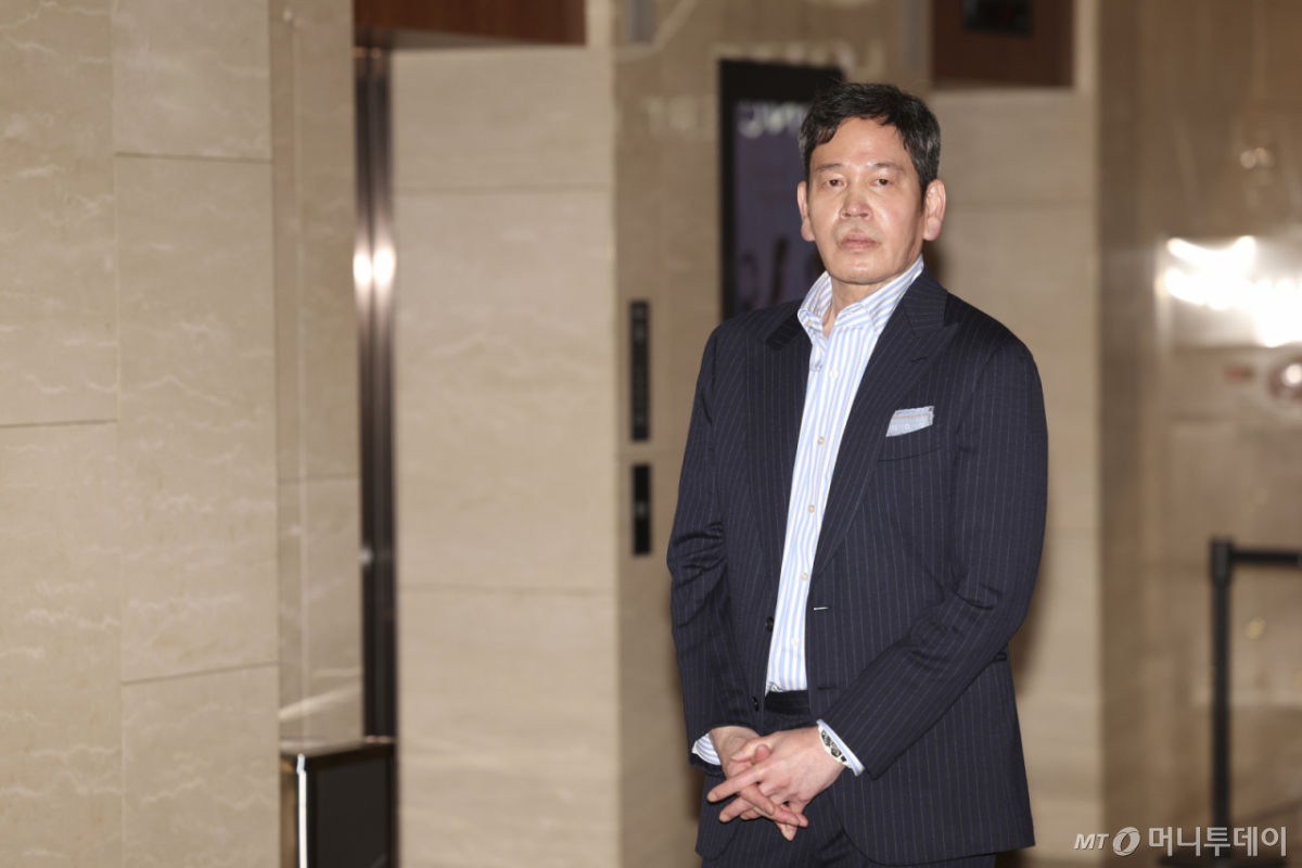 [서울=뉴시스] 김근수 기자 = 정용진 신세계그룹 회장이 29일 오후 서울 송파구 잠실 롯데콘서트홀에서 열린 부인 한지희씨의 데뷔 앨범 발매 콘서트에 참석해 자리를 이동하고 있다. 2026.04.29. ks@newsis.com /사진=김근수