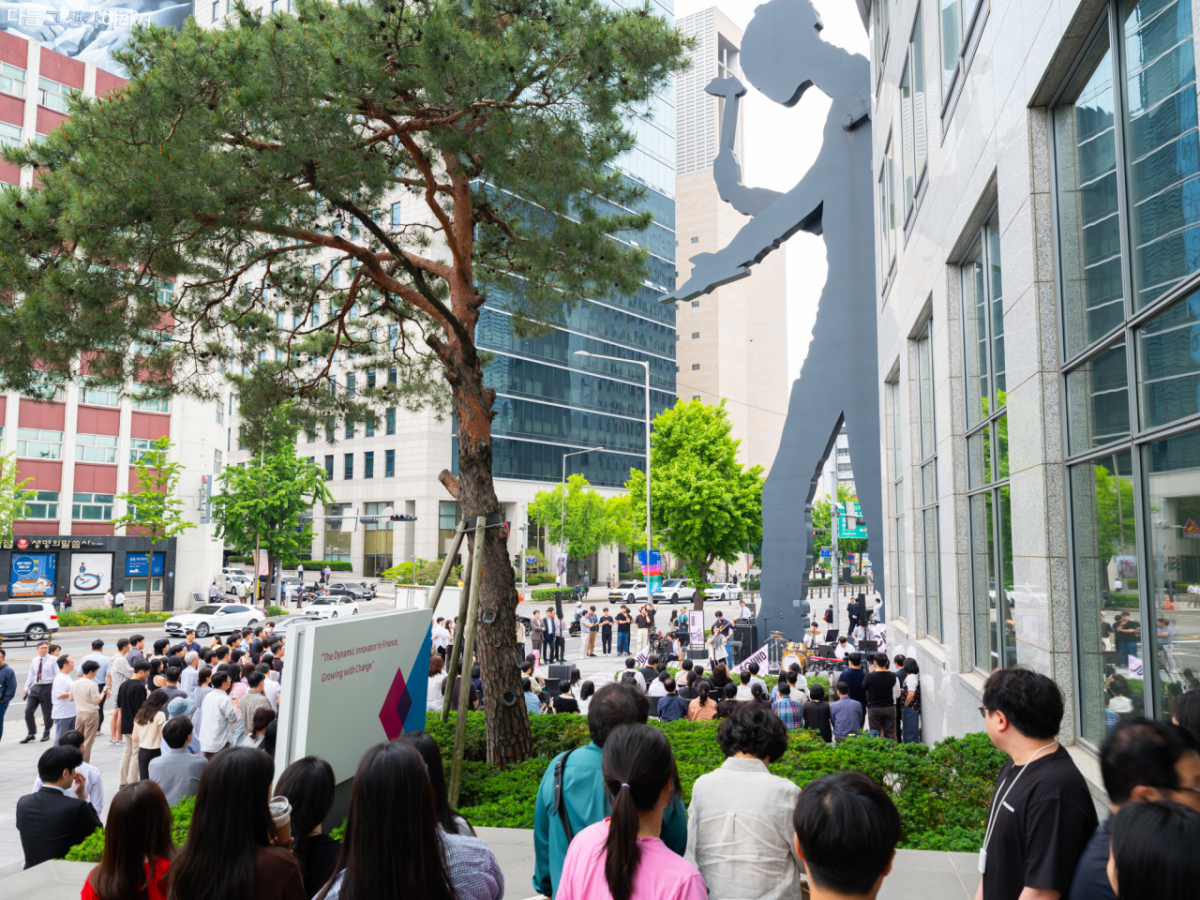 국악 크로스오버 '음유사인'이 19일 서울 광화문 흥국생명빌딩 해머링맨 문화광장에서 공연하고 있다. /사진=세화미술관