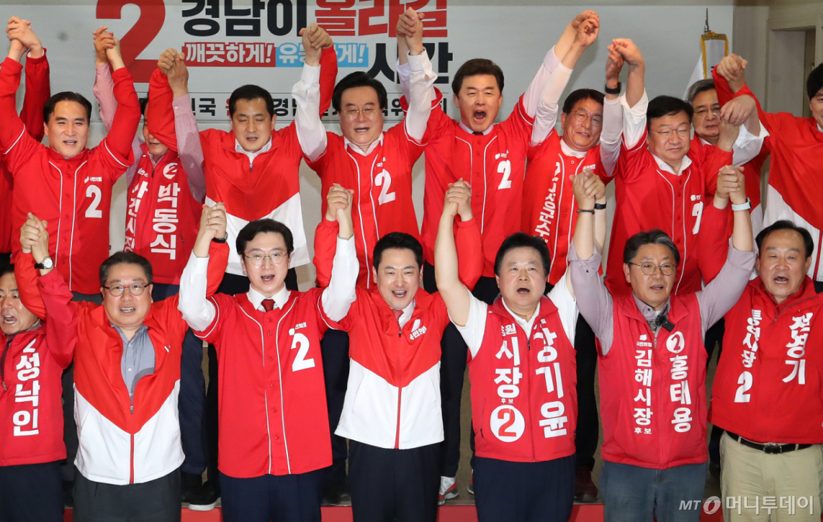 (창원=뉴스1) 윤일지 기자 = 장동혁 국민의힘 상임선거대책위원장이 19일 오후 경남 창원 의창구 국민의힘 경남도당에서 열린 경남선거대책위원회 발대식 및 필승결의대회에서 강민국 경남도당위원장, 강기윤 창원시장 후보 참석자들과 손을 맞잡아 들어올리고 있다.  2026.5.19/뉴스1  Copyright © 뉴스1. All rights reserved. 무단 전재 및 재배포,  AI학습 이용 금지. /사진=(창원=뉴스1) 윤일지 기자
