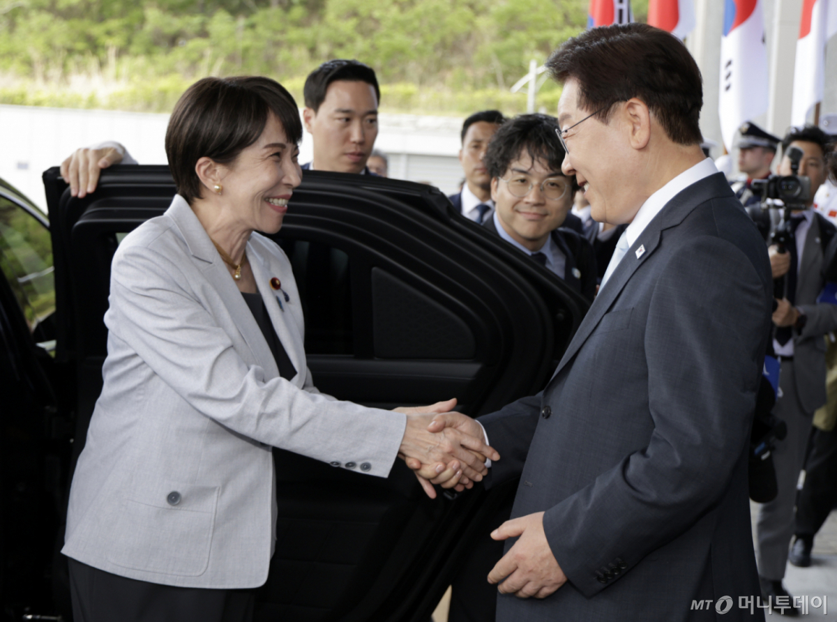 [안동=뉴시스] 최동준 기자 = 이재명 대통령이 19일 경북 안동시 한 호텔에서 한일 정상회담을 위해 방한한 다카이치 사나에 일본 총리를 영접하고 있다. 2026.05.19. photocdj@newsis.com /사진=최동준