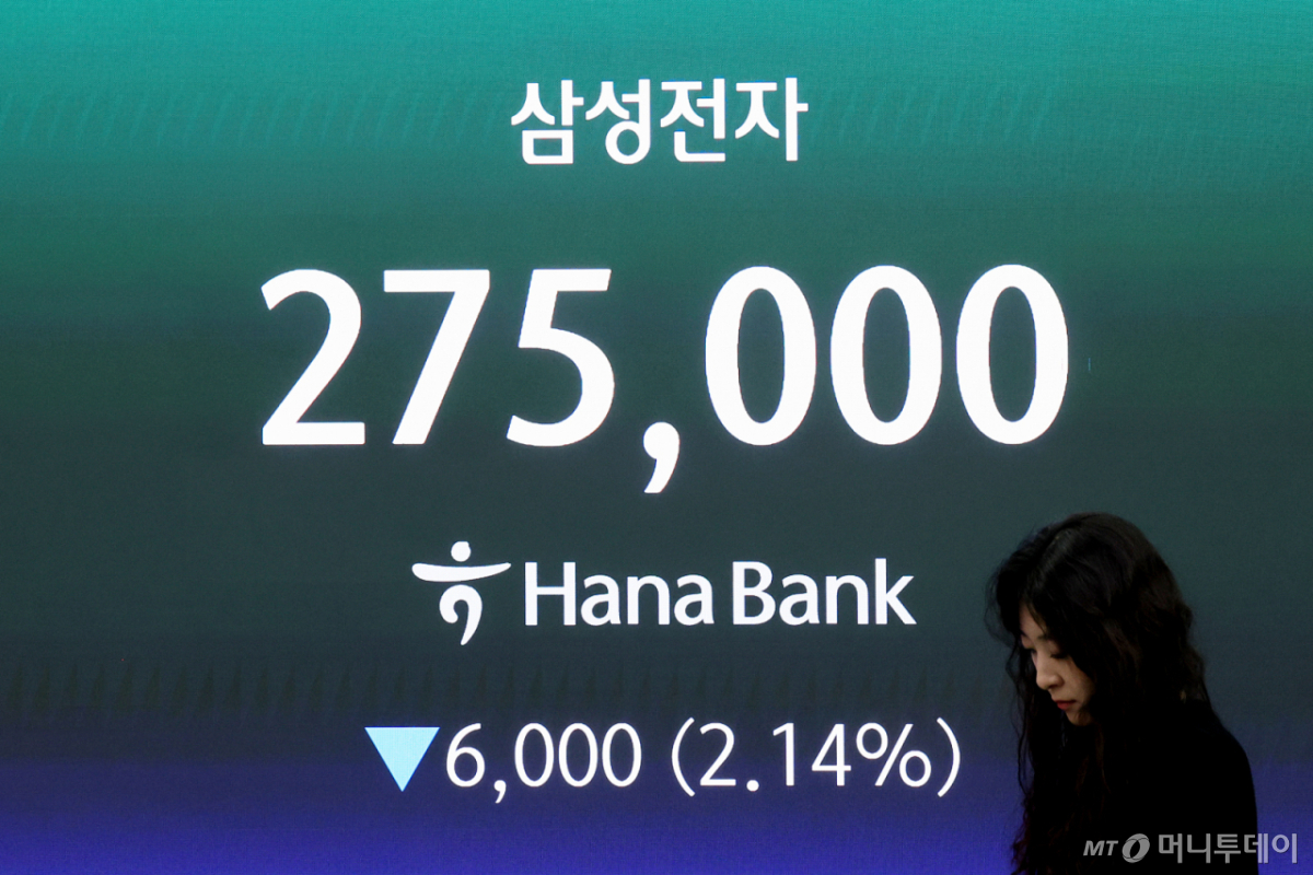 (서울=뉴스1) 조연우 인턴기자 = 삼성전자 노조가 성과급 재원과 상한 폐지 등을 놓고 사측과 대립하며 총파업을 예고한 가운데 19일 오전 서울 중구 하나은행 딜링룸 전광판에 삼성전자 증시 현황이 표시되고 있다. 2026.5.19/뉴스1 Copyright © 뉴스1. All rights reserved. 무단 전재 및 재배포, AI학습 이용 금지. /사진=(서울=뉴스1) 조연우 인턴기자