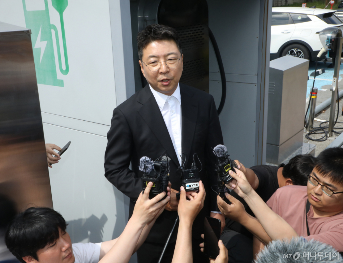 (광주=뉴스1) 이수민 기자 = 김수완 신세계그룹 부사장이 19일 '스타벅스 코리아 이벤트의 오월정신 훼손'관련 사과를 위해 광주 5·18기념재단을 찾았다가 면담을 거부 당한 뒤 입장을 밝히고 있다. 2026.5.19/뉴스1 Copyright © 뉴스1. All rights reserved. 무단 전재 및 재배포, AI학습 이용 금지. /사진=(광주=뉴스1) 이수민 기자