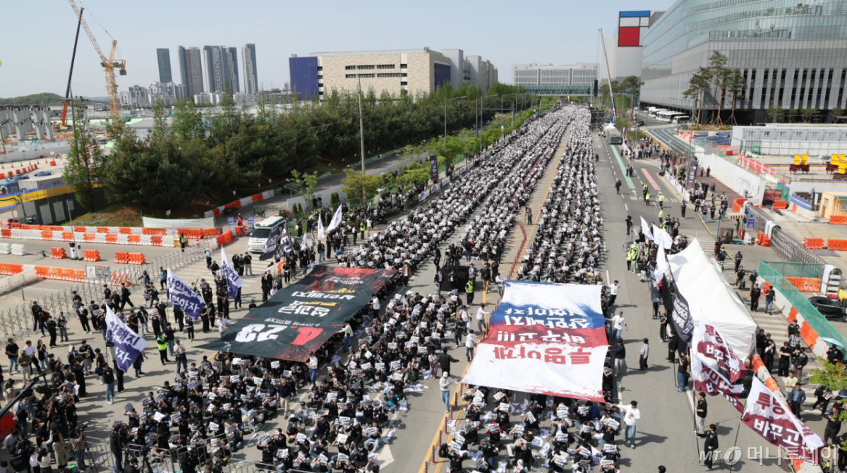 (평택=뉴스1) 김영운 기자 = 23일 경기 평택시 고덕동 삼성전자 평택캠퍼스에서 열린 삼성전자 노동조합 공동투쟁본부 '4·23 투쟁 결의대회'에서 조합원들이 구호를 외치고 있다. 2026.4.23/뉴스1  Copyright © 뉴스1. All rights reserved. 무단 전재 및 재배포,  AI학습 이용 금지. /사진=(평택=뉴스1) 김영운 기자