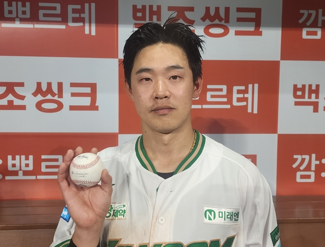 자신이 친 끝내기 홈런 공을 보여주고 있는 김웅빈. /사진=박수진 기자