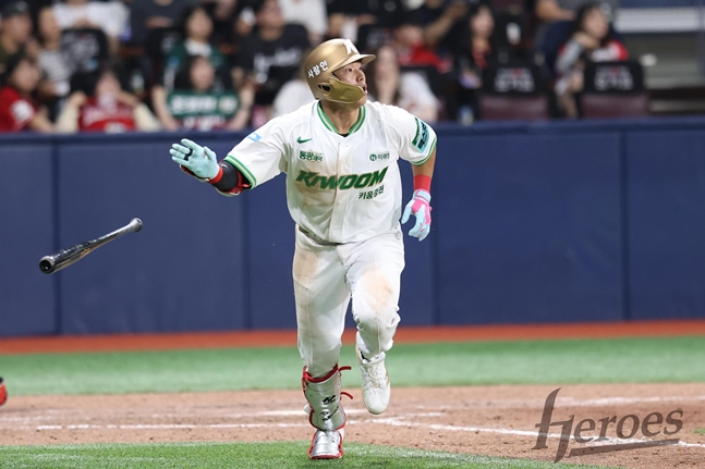 9회말 홈런 타구를 바라보는 김웅빈. /사진=키움 히어로즈