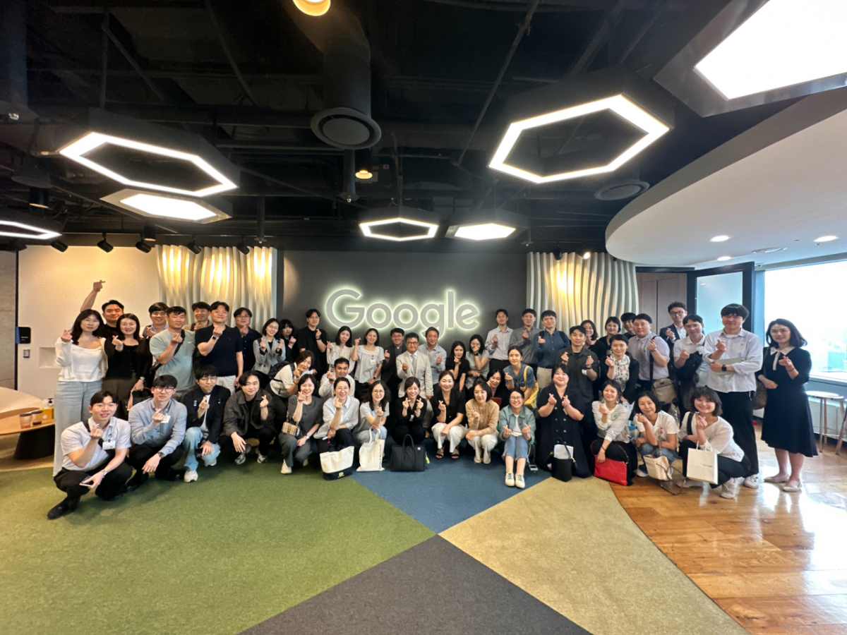 AI 역량 강화 핸즈온(Hands-on) 교육에 참여한 관계자들이 기념사진을 촬영하고 있다. /사진제공=의정부성모병원