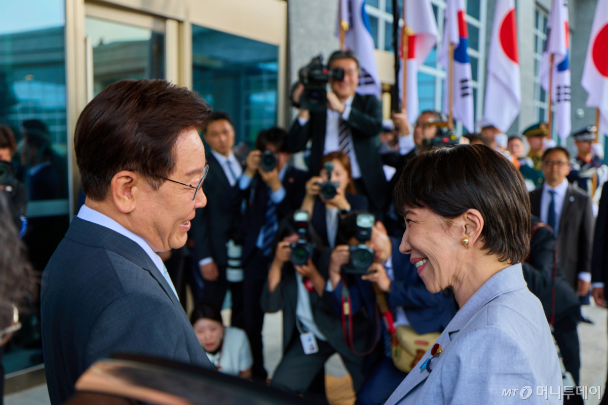 (안동=뉴스1) 허경 기자 = 이재명 대통령이 19일 경북 안동의 한 호텔에서 방한한 다카이치 사나에 일본 총리를 영접하고 있다. (청와대 제공. 재판매 및 DB 금지) 2026.5.19/뉴스1 Copyright © 뉴스1. All rights reserved. 무단 전재 및 재배포, AI학습 이용 금지. /사진=(안동=뉴스1) 허경 기자