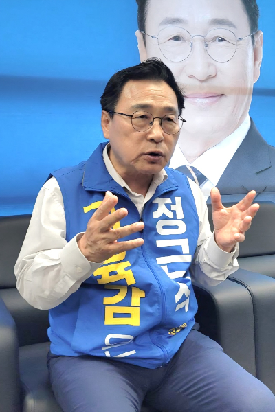 정근식 서울시교육감 후보가 19일 서울 종로구 선거사무소에서 인터뷰에 답하고 있다./사진제공=정근식 서울시교육감후보 캠프