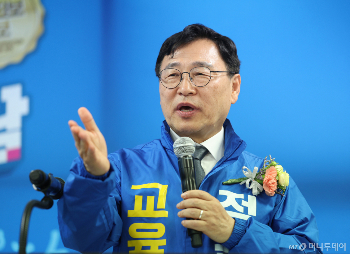 [서울=뉴시스] 김진아 기자 = 정근식 서울시교육감 예비후보가 7일 서울 종로구에 마련된 선거사무소에서 열린 개소식에서 발언하고 있다. 2026.05.07.   /사진=김진아