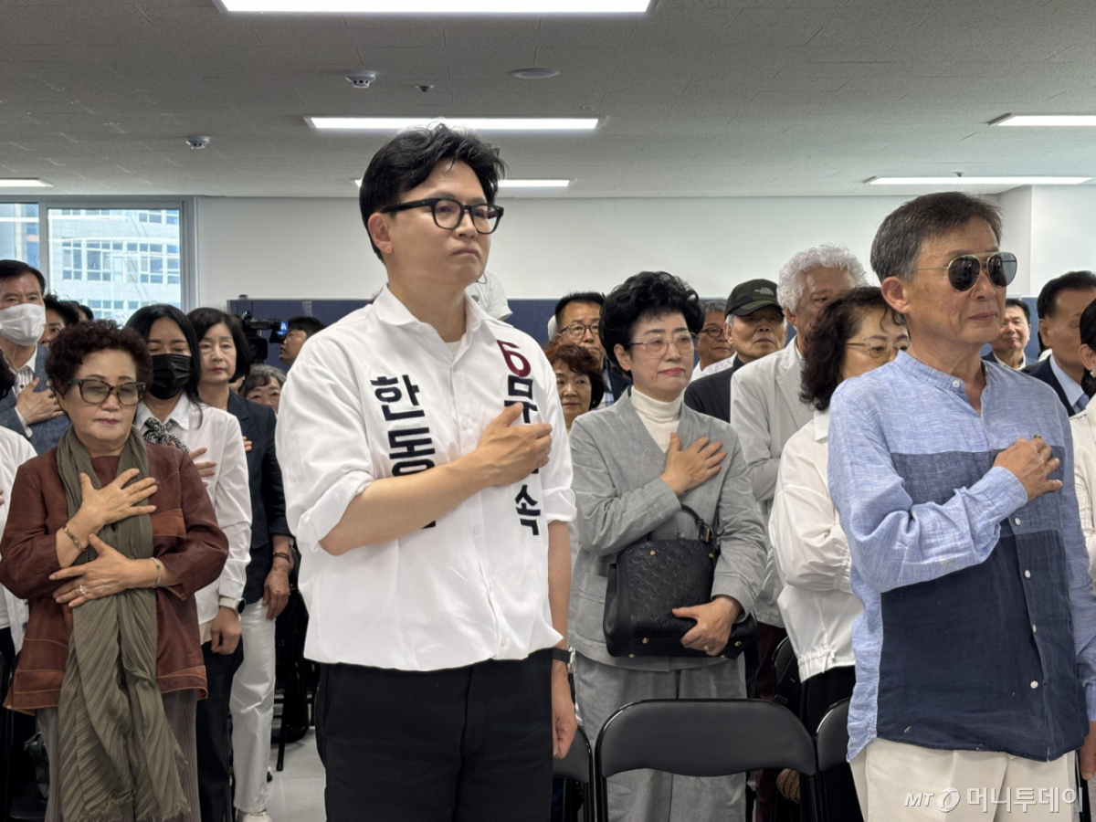 (부산=뉴스1) 홍윤 기자 = 6.3보궐선거에 출마하는 한동훈 무소속 부산 북구갑 후보가 17일 열린 선거대책위원회 발족식 및 임명식에서 국민의례를 하고 있다. 2026.5.17/뉴스1 Copyright © 뉴스1. All rights reserved. 무단 전재 및 재배포, AI학습 이용 금지. /사진=(부산=뉴스1) 홍윤 기자