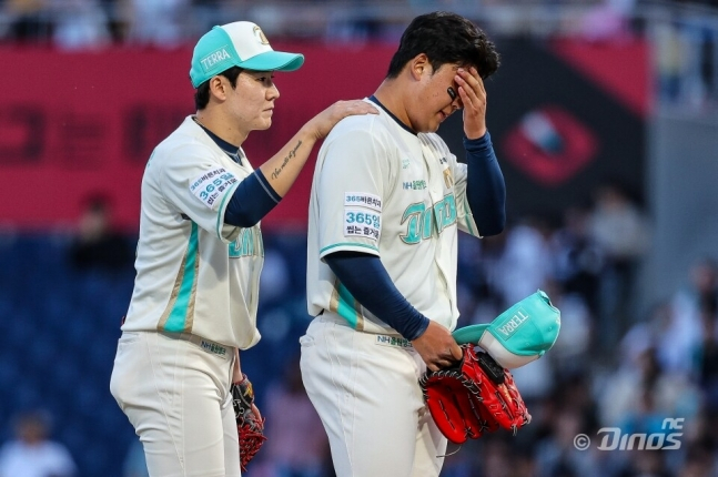 NC 다이노스 신민혁(오른쪽)이 지난 15일 키움 히어로즈전에서 투구 도중 통증을 호소하고 있다. /사진=NC 다이노스 제공