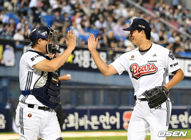 두산 베어스 투수 최민석(오른쪽)이 19일 서울 잠실야구장에서 열린 NC 다이노스와 홈경기에서 이닝을 실점 없이 막아낸 뒤 포수 양의지와 하이파이브를 하고 있다.