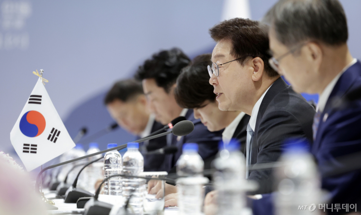 [안동=뉴시스] 최동준 기자 = 이재명 대통령이 19일 경북 안동시 한 호텔에서 열린 다카이치 사나에 일본 총리와 확대 정상회담에서 발언하고 있다. 2026.05.19. photocdj@newsis.com /사진=최동준