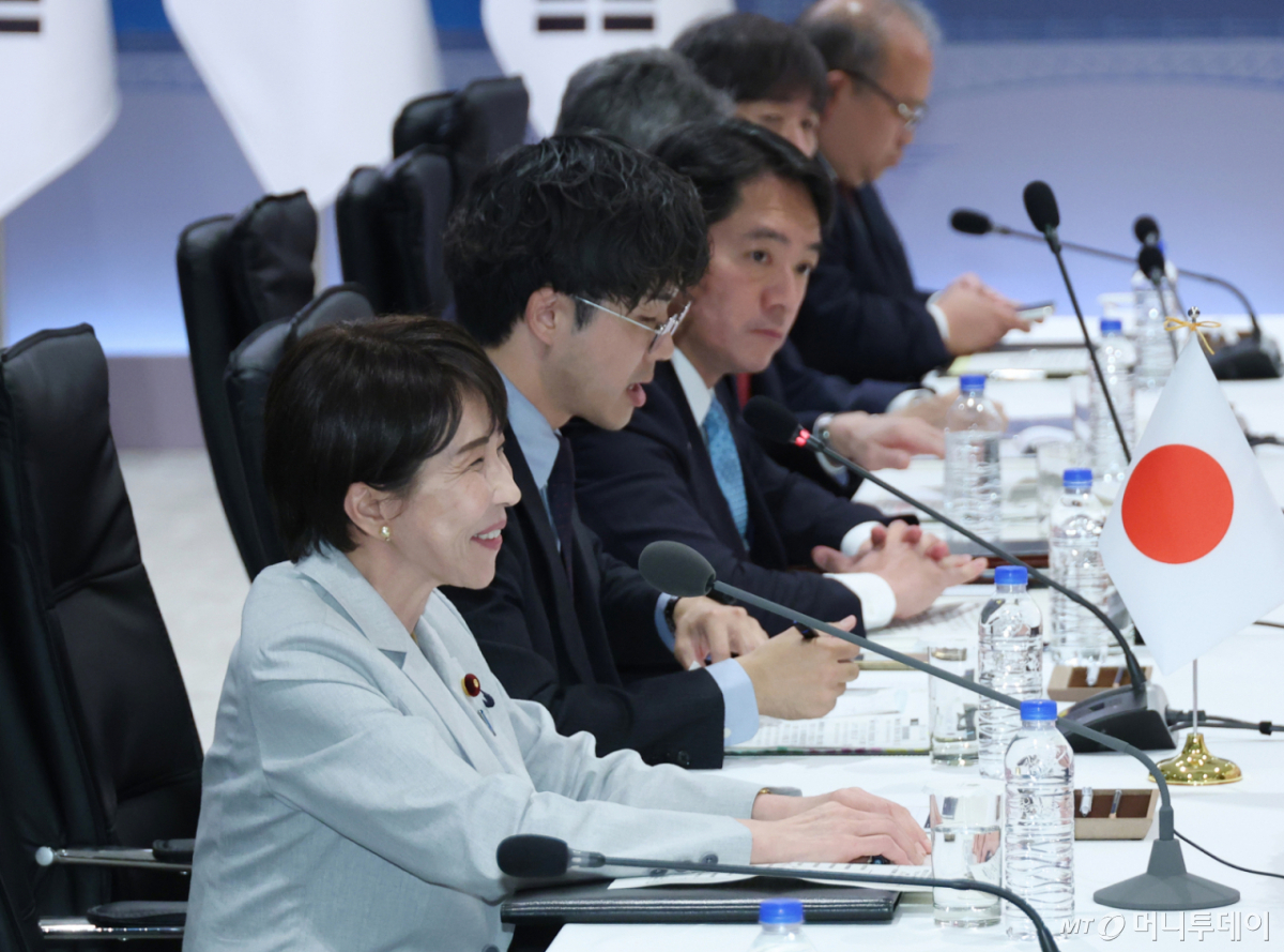 [안동=뉴시스] 최동준 기자 = 다카이치 사나에 일본 총리가 19일 경북 안동시 한 호텔에서 열린 이재명 대통령과 확대 정상회담에서 발언하고 있다. 2026.05.19. photocdj@newsis.com /사진=