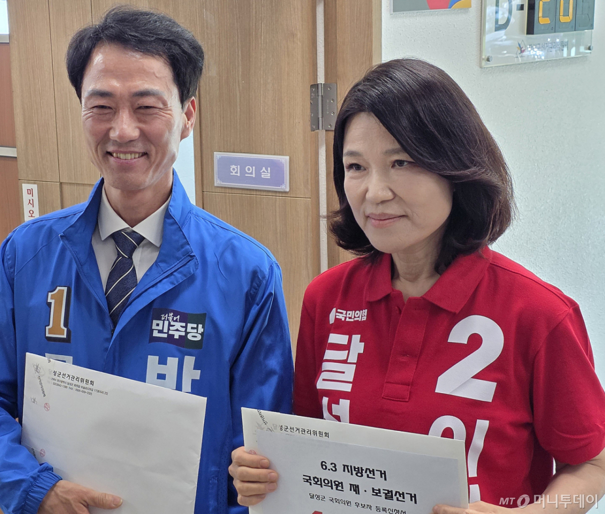 (대구=뉴스1) 공정식 기자 = 대구 달성군 국회의원 재보궐선거에 출마하는 이진숙 국민의힘 후보와 박형룡 더불어민주당 후보가 14일 오후 달성군선거관리위원회를 찾아 후보 등록을 하고 있다. (이진숙 캠프 제공. 재판매 및 DB금지) 2026.5.14/뉴스1 Copyright © 뉴스1. All rights reserved. 무단 전재 및 재배포, AI학습 이용 금지. /사진=(대구=뉴스1) 공정식 기자