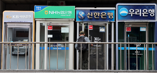 (서울=뉴스1) 김진환 기자 = 3일 금융권에 따르면 KB·신한·하나·우리금융 등 4대 금융이 공개한 올해 1분기 말 추정손실 규모는 총 2조9963억원으로 집계됐다. 사진은 이날 서울 도심에 설치된 은행 ATM기. 2026.5.3/뉴스1 Copyright © 뉴스1. All rights reserved. 무단 전재 및 재배포, AI학습 이용 금지. /사진=(서울=뉴스1) 김진환 기자