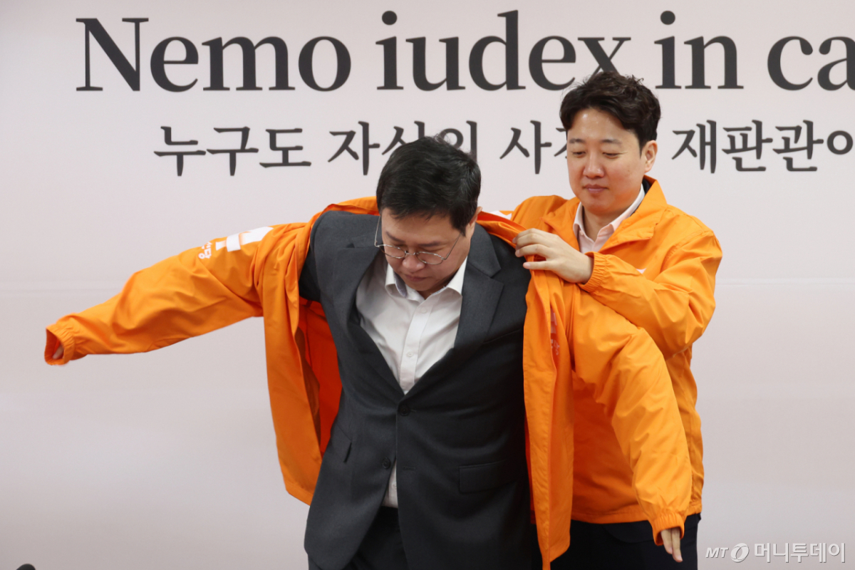 [서울=뉴시스] 고승민 기자 = 이준석 개혁신당 대표가 11일 서울 여의도 국회에서 열린 6.3 지방선거 중앙선거대책위원회에서 김성열 경기 하남갑 국회의원 보궐선거 후보에게 공천장을 수여한 뒤 점퍼를 입혀주고 있다. 2026.05.11. kkssmm99@newsis.com /사진=고승민