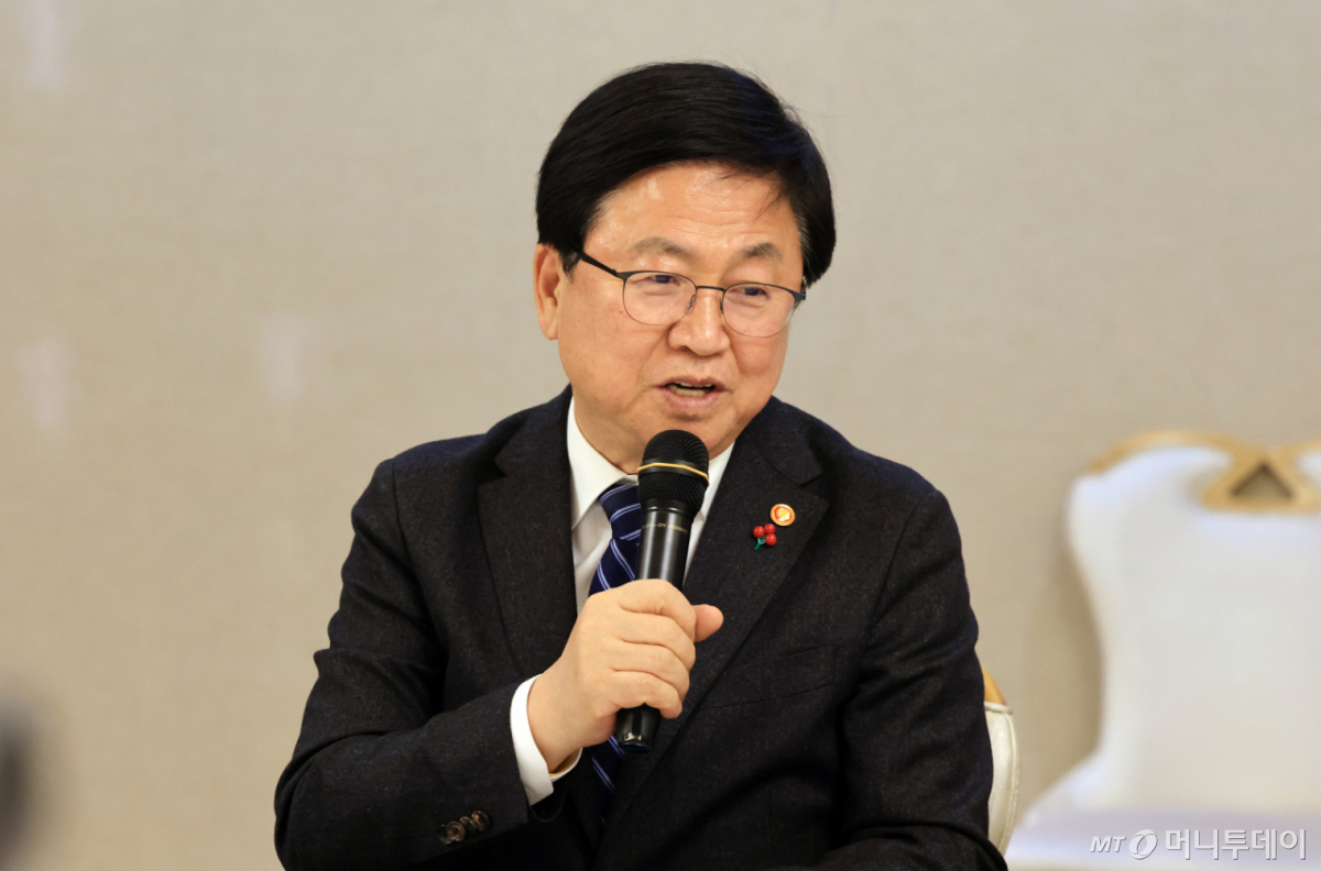 (서울=뉴스1) 임세영 기자 = 최교진 교육부 장관이 5일 서울 종로구 정부서울청사에서 열린 제2차 민주시민교육 자문단 회의에서 모두발언을 하고 있다. 2025.12.5/뉴스1 Copyright © 뉴스1. All rights reserved. 무단 전재 및 재배포, AI학습 이용 금지. /사진=(서울=뉴스1) 임세영 기자