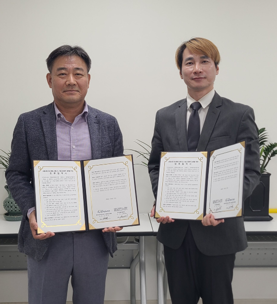 신명관 써큘러솔루션 대표(사진 오른쪽)와 강영호 부산테크노파크 신발패션진흥단 단장이 협약을 체결하고 기념사진을 찍고 있다/사진제공=써큘러솔루션
