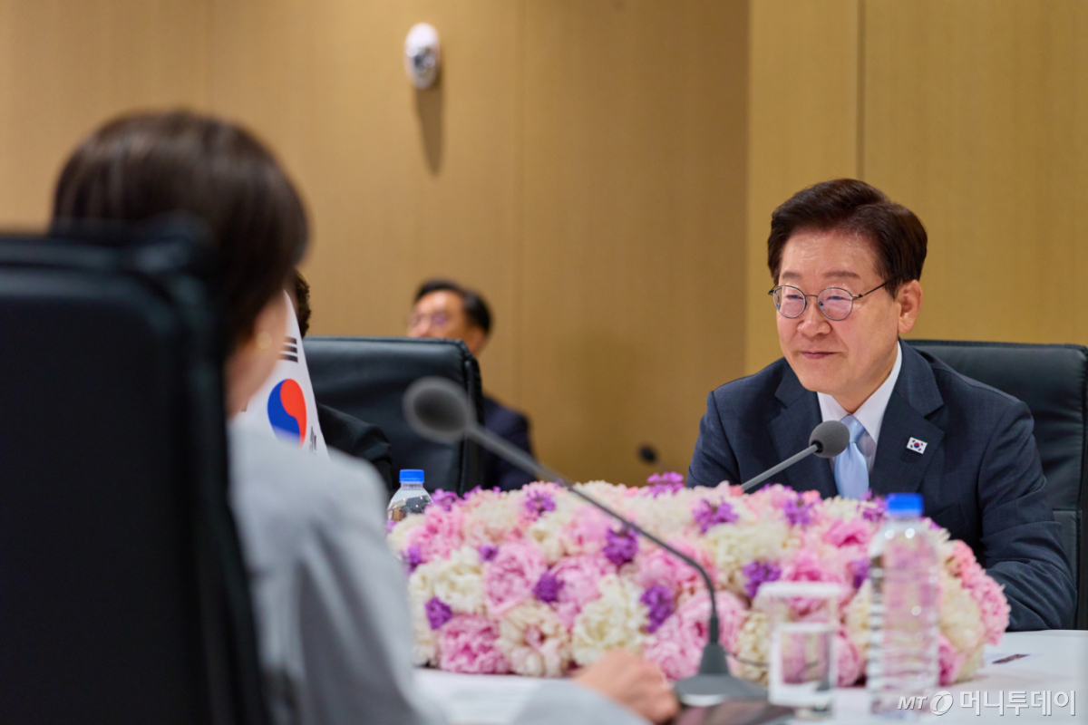 (안동=뉴스1) 허경 기자 = 이재명 대통령이 19일 경북 안동의 한 호텔에서 열린 다카이치 사나에 일본 총리와 확대 정상회담에서 발언하고 있다. (청와대 제공. 재판매 및 DB 금지) 2026.5.19/뉴스1 Copyright © 뉴스1. All rights reserved. 무단 전재 및 재배포, AI학습 이용 금지. /사진=(안동=뉴스1) 허경 기자