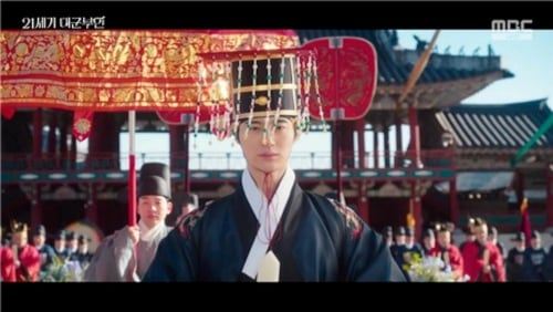 드라마 '21세기 대군부인'에서 구류면류관을 쓴 이안대군(변우석). 구류면류관은 중국 신화가 착용한 것으로 알려져 동북공정 논란이 일었다. /사진=MBC '21세기 대군부인' 방송화면 캡처