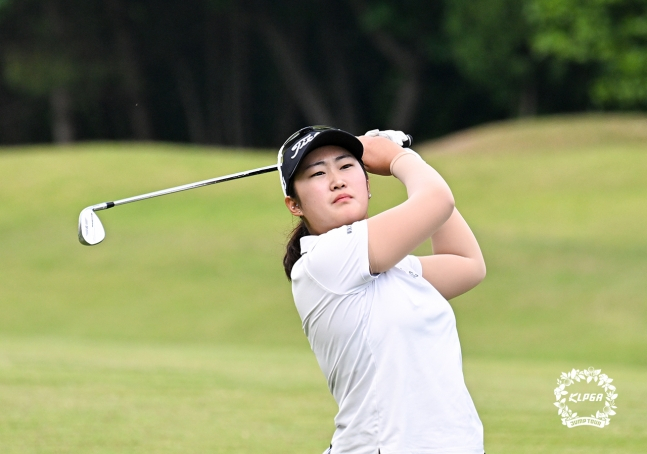 김도희E가 19일 'KLPGA 2026 다산베아채 골프앤리조트 점프투어 with SBS골프 5차전' 최종 2라운드에서 아이언샷을 날리고 있다. /사진=KLPGA 제공