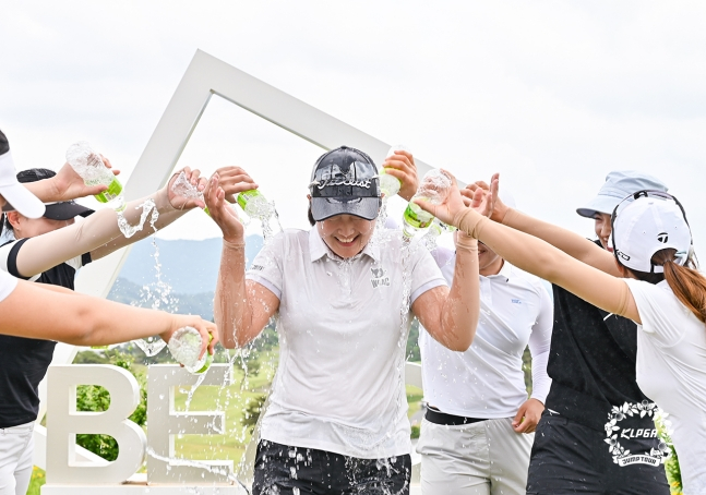 김도희E(가운데)가 19일 'KLPGA 2026 다산베아채 골프앤리조트 점프투어 with SBS골프 5차전'에서 우승을 차지한 뒤 동료들로부터 축하 물 세례를 받고 있다. /사진=KLPGA 제공