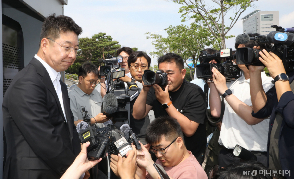 김수완 이마트 그룹 총괄부사장이 19일 '스타벅스 코리아 이벤트의 오월정신 훼손'관련 사과를 위해 광주 5·18기념재단을 찾았다가 면담을 거부 당한 뒤 입장을 밝히고 있다. /광주=뉴스1