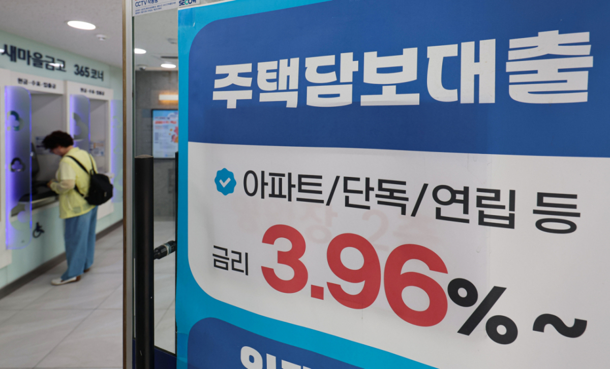 19일 서울 시내 2금융권 은행에 주택담보대출 상품 안내문이 붙어있다. /사진=뉴시스